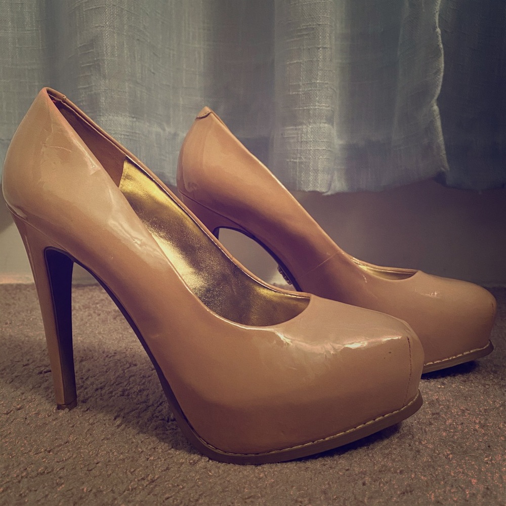 Vera Wang Platform Pumps